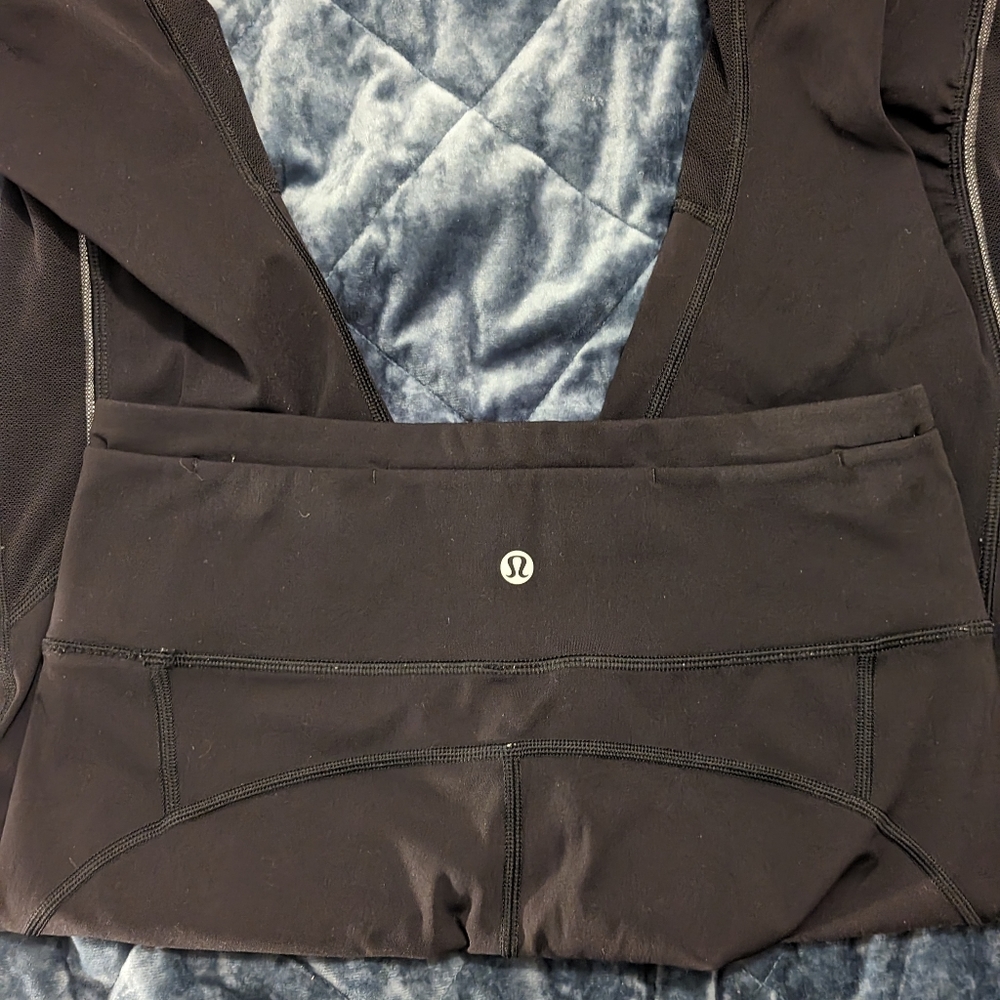Size small Lululemon below the knee cropped leggings